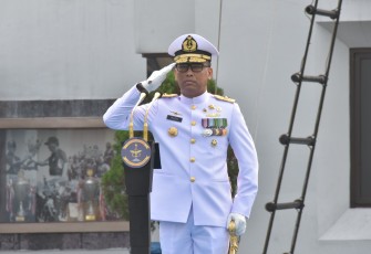  Inspektur Upacara Kepala Staf Kolinlamil Laksma TNI Mochammad Riza