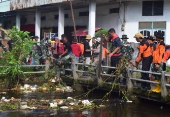 Korem 121/ABW Laksanakan Kerja Bakti Pembersihan Lingkungan 