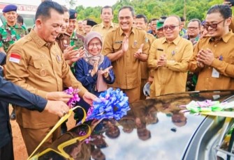 Gubernur Kepulauan Riau H. Ansar Ahmad melakukan seremonial Ground Breaking Pembangunan Gedung Rawat Inap Jiwa dan Perkantoran RSKJKO EHD Provinsi Kepulauan Riau di Tanjung Uban, Bintan, Selasa (16/05).