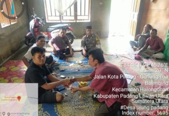 Bhabinkamtibmas Polsek Padang Bolak, Bripka Adam Pohan, hadir melakukan mediasi terkait kasus dugaan pencurian ayam oleh 4 orang pelajar, Jumat (17/11/2023).