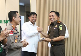 Ketua DPRD Kota Batam Nuryanto Bersama Kapolresta Barelang dan FKPD Kota Batam Beri Kejutan