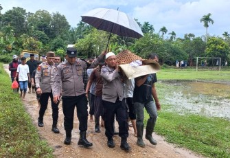  Kapolsek Pantee Bidari Polres Aceh Timur Turut Antar Jenazah Geuchik Pantee Labu Hingga ke Pemakaman