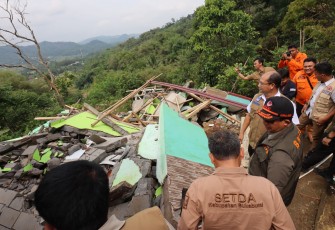 Kepala BNPB Tinjau Lokasi Terdampak Longsor di Sukabumi