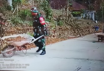 Partisipasi Babinsa Kodim 0802/Ponorogo Sukseskan Pembangunan Desa