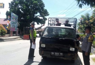 Pos Lantas Polsek Padang Bolak menghimbau ke segenap pengemudi angkutan barang agar tak menaikkan penumpang di atas kabin, Senin (17/7/2023)