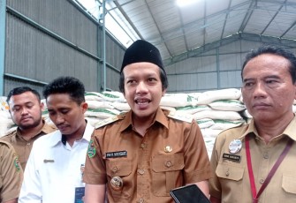 Wakil Bupati Trenggalek, Syah Muhamad Natanegara, saat dikonfirmasi setelah cek ketersediaan stok beras di Bulog Kabupaten Trenggalek, Senin (10/4/2023).