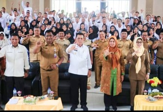 Gubernur Ansar saat Serahkan Surat Perjanjian Kontrak Guru Non- ASN SMAN, SMKN dan SLBN di Kabupaten Lingga