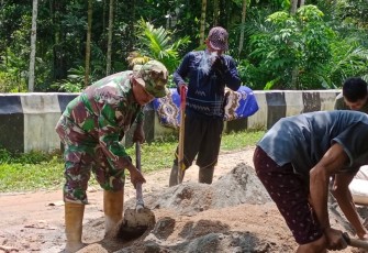 Babinsa Koramil Kahut Bersama Kades dan Warga saat Perbaiki Jalan Rusak