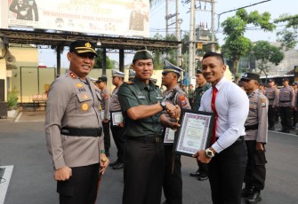 Kapolres Tulungagung AKBP Eko Hartanto, SIK, MH Berikan Penghargaan Kepada Anggota TNI dan Polri