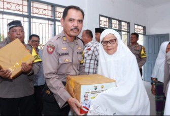 Plh Kabag Ops Polres Tapsel, AKP Sumanto Naibaho, SH, saat beri bantuan kepada salah satu penghuni Panti Jompo di Nurul Falah Tamosu Desa Panomuan Tonga, Angkola Timur, Kabupaten Tapsel.