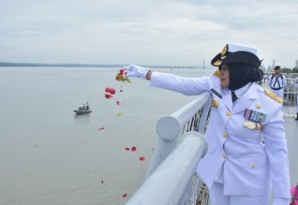 Seklem AAL ikuti Tabur Bunga di Laut