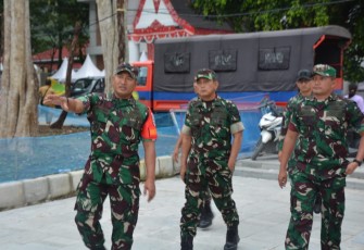 Komandan Korem 023/KS Kolonel Inf Lukman Hakim saat mendampingi Kasdam I/BB Brigjen TNI Refrizal, menyaksikan Event Aquabike Jetsky World di Danau Toba, Rabu (22/11/2023).