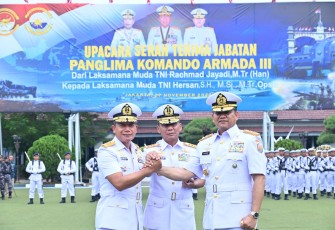 Panglima Koarmada Republik Indonesia (Pangkoarmada RI) Laksamana Madya TNI Heru Kusmanto, memimpin upacara serah terima jabatan Jabatan Panglima Komando Armada III (Pangkoarmada III) 
