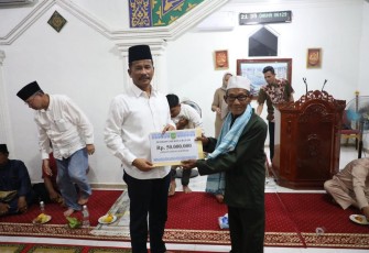 Muhammad Rudi saat Serahkan Bansos Pembangunan Masjid di Kecamatan Bulang, Pengembangan Hinterland jadi Perhatian Serius