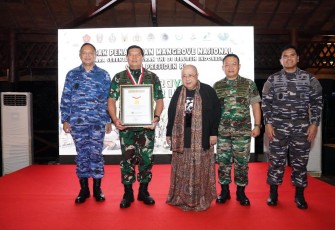 Pendiri Museum Rekor Indonesia (Muri) Jaya Suprana memberikan penghargaan serta apresiasinya kepada Tentara Nasional Indonesia. Penghargaan diterima langsung oleh Panglima TNI Laksamana TNI Yudo Margono, S.E., M.M.