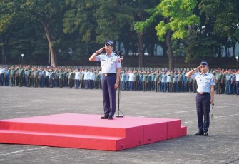Aspers Panglima TNI MarsdaTNI Dedy Permadi, S.E., M.M.D.S. pada Upacara Bendera 17-an