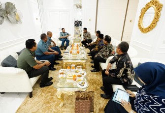 Panglima TNI Laksamana TNI Yudo Margono, S.E., M.M. saat menerima Audensi Ketua II Persatuan Pendalangan Indonesia (PEPADI) Pusat Ir. Teguh W. Cokronegoro  bertempat di Mabes TNI Cilangkap, Jakarta Timur, beberapa waktu lalu. 