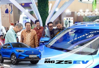Arief Syarifudin, Marketing & PR Director MG Motor Indonesia memperkenalkan New MG ZS EV, mobil listrik terbaru MG kepada Airlangga Hartarto, Menko Perekonomian RI