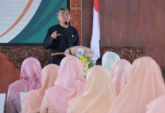  Pj Bupati Karanganyar Timotius Suryadi, saat memberikan sambutan acara resepsi Hari Jadi Dharma Wanita Persatuan (DWP) Karanganyar ke-24, di Pendopo RM Said, Rumah Dinas Bupati Karanganyar, Kamis (21/12/2023)