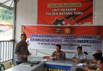 Kasikum Polres Tapanuli Selatan (Tapsel), AKP Victor Sihombing, melaksanakan penyuluhan hukum dan sosialisasi terkait UU No.1/2023 tentang KUHP terbaru, pada Sabtu (25/3/2023) siang. Kegiatan itu, berlangsung di Aula Polsek Batang Toru.