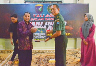 Pangdam XII/Tpr Mayjen TNI Iwan Setiawan, S.E., M.M., yang diwakili Pamen Ahli Pangdam XII/Tpr Bidang OMP Kolonel Inf Heru Kuntjoro. Diikuti oleh para pejabat utama Kodam XII/Tpr dan Kodim 1207/Pontianak serta Pengurus Persit KCK PD XII/Tpr Berbagi Kebahagiaan Dengan Anak Yatim