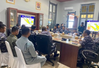 Bakamla RI melalui Komandan KN. Pulau Marore-322 Letkol Bakamla Adi Poetra Sitanggang mengikuti Rapat Koordinasi Penanganan Pengungsi Rohingya yang diadakan di Mako Guskamla Koarmada I, Sabang, Kamis (14/12/2023)