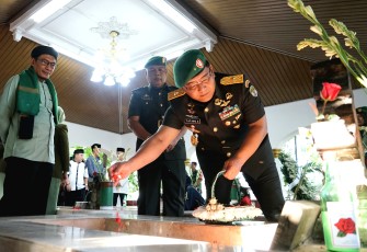 Kasdam Jaya/Jayakarta Brigjen TNI Tatang Subarna didampingi Wakil Ketua Persit KCK PD Jaya Ny. Lilis Tatang Subarna memimpin ziarah rombongan keluarga besar Kodam Jaya ke Makam Pangeran Jayakarta, Jatinegara Kaum Kec. Pulo gadung, Jakarta Timur, Kamis (21/12/2023)