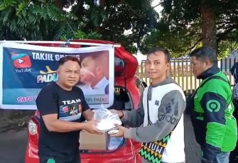 Wempi Padu saar membagikan takjil gratis