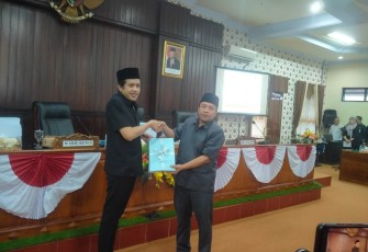 Wakil Bupati Trenggalek, Syah Muhamad Natanegara, saat menyerahkan LKPj Bupati Trenggalek, Tahun anggaran 2022 kepada Wakil Ketua DPRD Kabupaten Trenggalek, Doding Rahmadi, di Gedung Graha Paripurna DPRD Kabupaten Trenggalek, Rabu (14/6/2022).