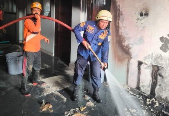 Petugas Damkar Karanganyar dan relawan sedang membersihkan sisa-sisa material yang terbakar di dalam ruang idaroh kantor pusat Ponpes Isy Karima, Rabu (21/6/2023). Foto : Istimewa