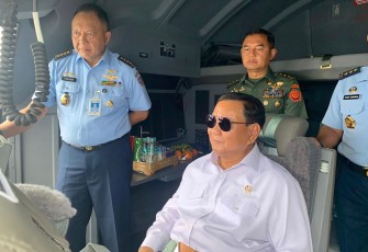 Menhan Prabowo Joy Flight Bareng Rekan Media saat Jajal Pesawat C-130J Super Hercules
