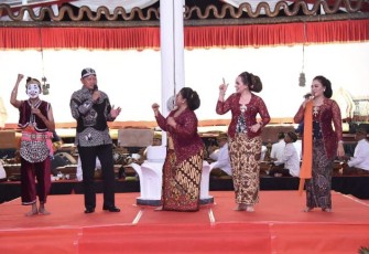 Laksamana Budayawan saat Hadiri Pagelaran Wayang Kulit Satu Layar Empat Dalang 