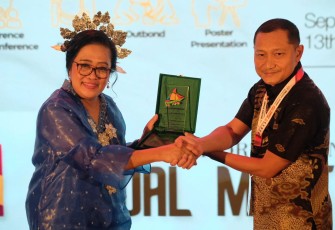 Dokter TNI AL saat Terima Penghargaan dalam Indonesia Association Othodontis Annual Meeting di Makassar