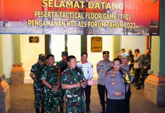 Panglima TNI Laksamana TNI Yudo Margono, S.E.,M.M., bersama Kepala Kepolisian Republik Indonesia Jenderal Polisi Listyo Sigit Prabowo, M.Si., saat beri keterangan pers. 