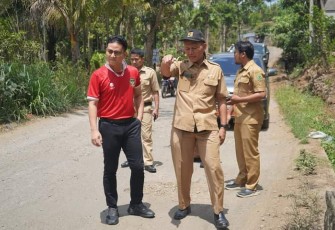 Bupati Trenggalek, Mochamad Nur Arifin bersama Kepala Dinas PUPR, saat meninjau pembangunan jalan Simpang Lima Kasrepan-Sukokidul, Kecamatan Pule, Senin (13/11/2023).