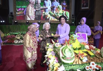 Ketua Umum Ikatan Kesejateraan Keluarga TNI Ny Vero Yudo Margono
