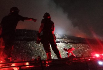 Tim Damkar berupaya padamkan api kebakaran TPA Putri Cempo