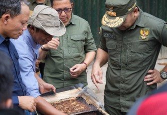 Wakil Gubernur Sumbar Audy Joinaldy menyerahkan bantuan alat ekonomi produktif di Nagari Ganggo Hilia, Kecamatan Bonjol, Kabupaten Pasaman.