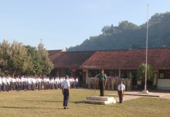 Bati Tuud Koramil 0801/07 Ngadirojo saat menjadi pembina upacara pada kesempatan tersebut, Senin (11/09/2023). 