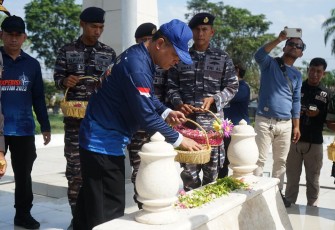 Tim Ekspedisi Maritim TNI AL saat Ziarah ke TMP