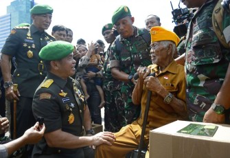 Kasad Jenderal TNI Maruli Simanjuntak, M.Sc saat menyerahkan bantuan sosial kepada Veteran RI pada puncak Peringatan Hari Juang TNI AD ke-78, yang dipusatkan di Lapangan Karebosi, Makassar, Sulawesi Selatan, Jumat (15/12/2023). 