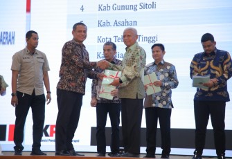 Bupati Asahan Terima Penghargaan dari KPK RI