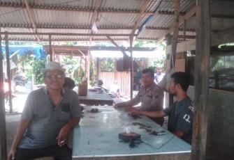 Kapolsubsektor Sayurmatinggi, Ipda Asjul Pane, bercengkrama langsung mengajak masyarakat untuk tidak bakar hutan dan lahan.