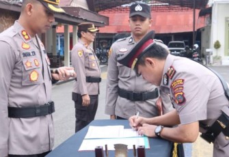 Pelantikan berlangsung di Halaman Apel Mako Polres Tapsel. AKP Rudy mengisi jabatan Kasat Reskrim.