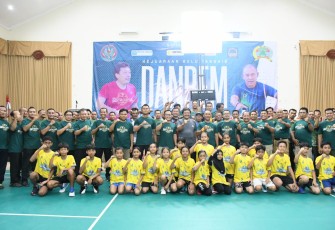 Komandan Kodim 0802/Ponorogo, Letkol Inf Hirta Juni Adriansyah, S. Sos. M. Han. tadi malam menghadiri Pembukaan Kejuaraan bulu tangkis Danrem Cup Tahun 2023 bertempat di Gedung Serbaguna Graha Gista jaya, Jl. Ponorogo – Solo, Desa Sumoroto, Kecamatan Kauman, Kabupaten Ponorogo, Kamis (28/12/2023)