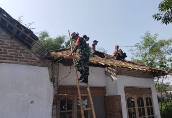 Babinsa Ikut Gotong royong Renovasi Rumah Warga