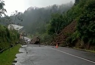 Akses jalan tembus Tawangmangu - Magetan di Dusun Gondosuli Lor, Desa Gondosuli, Kecamatan Tawangmangu Kabupaten Karanganyar tertimbun longsor, Selasa (14/2/2023). Foto : Istimewa