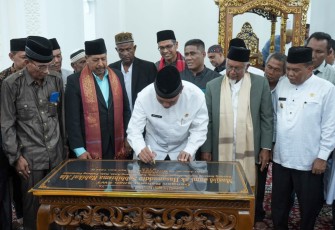 Gubernur Sumatra Barat Mahyeldi Ansharullah, saat meresmikan Masjid Jami' Hasanuddin Sabbihisma Rabbikal'ala di Korong Batang Sariak, Nagari Katapiang, Kabupaten Padang Pariaman.