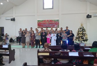 Foto bersama Kapolres Bitung, AKBP Tommy Bambang Souissa, S.I.K bersama Ketua FKUB dan jemaat Gereja
