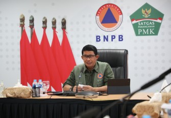 Kepala Badan Nasional Penanggulangan Bencana (BNPB) Letjen TNI Suharyanto, S.Sos., M.Si., (baju hijau dengan rompi hijau) memimpin Rapat Koordinasi Kesiapsiagaan Nasional Menghadapi Bencana Periode Natal dan Tahun Baru 2024 pada Kamis (21/12)